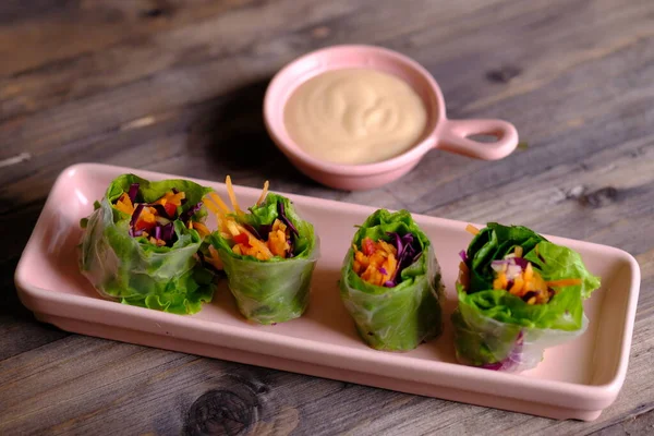 Lumpia Vietnam. Vietnam börekleri, taze çiğ sebze, havuç, marul, mor lahana, soğan, biber, tavuk, ton balığı ya da karidesle doldurulmuş. Pirinç rulosuna sarılmış..