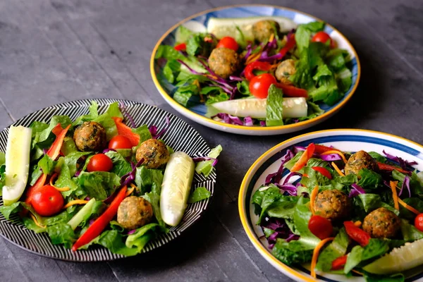 Salata de Falafel, salata, salatalık, soğan, kiraz domatesleri, zeytin, güneşte kurutulmuş domates ve fetadan oluşur. Falafel, kızartılmış bir top veya bezelyeden yapılmış köfte şeklinde börek türüdür..