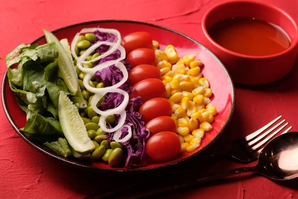 Salada Legumes Frescos Edamame Milho Doce Tomate Cereja Alface Romaine — Fotografia de Stock