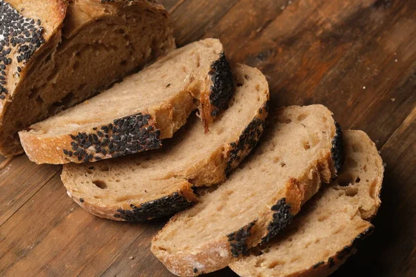 スライスされた素朴なライ麦のパンのクローズアップ 天然酵母と発酵 黒パン — ストック写真