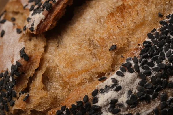 Pełnoziarnisty Chleb Zakwaśny Drewnianym Stole Posypać Czarnym Sezamem Powierzchni Chleba — Zdjęcie stockowe