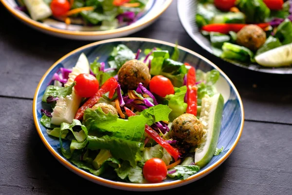 Salad Falafel Складається Салату Огірка Скальйонів Вишневих Помідорів Маслин Висушених — стокове фото