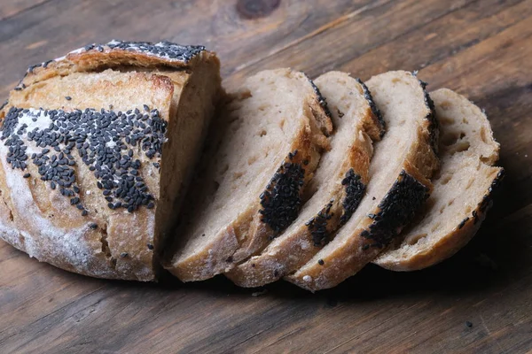 Zbliżenie Chleba Żytniego Plasterkach Naturalne Drożdże Fermentacja Chleb Brązowy — Zdjęcie stockowe