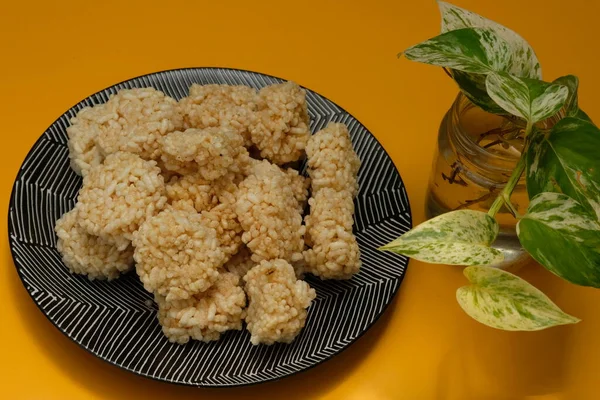 灵参是一种典型的印度尼西亚小吃 由糯米制成 用调料和油炸而成 放在木制桌子上的竹制容器上 印尼食品 Camilan Gurih — 图库照片