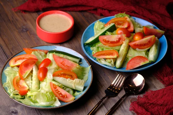 Salada Com Tomates Pepino Fundo Madeira — Fotografia de Stock