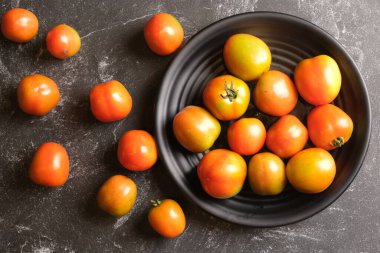 Taze kiraz domatesleri masada.