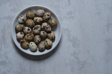 Tabakta bıldırcın yumurtası.