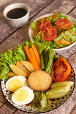 Selat Solo, Orta Cava 'da işlenmiş et, taze sebze, yumurta, patates kızartması ve haşlanmış havuçtan yapılan tipik bir yemektir. Et suyu ve mayonez sosuyla servis edilir. Endonezya yemekleri.