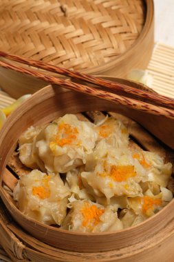 Bambu buharında leziz bir Çin mantısı. Çin ve Hong Kong 'dan tüm dünyaya yayılmış bir çerezdir. Dim sum tavuk, domuz eti, karides, kalamar, tapyoka unu ve baharatlardan yapılır..