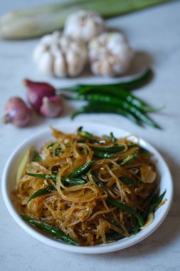 Baharatlı yeşil Chili Kızarmış Erişte