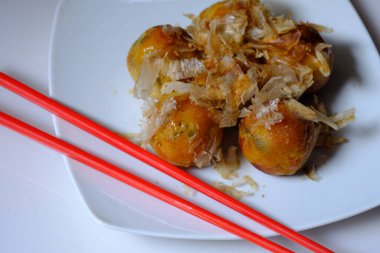 Tabakta kızarmış köfte. yakın plan