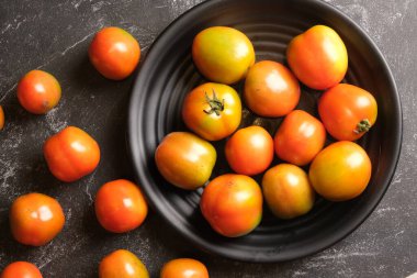 Taze kiraz domatesleri masada.