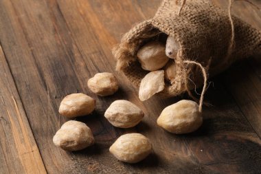 Aleurites moluccanus, Hindistan cevizi, vernik ağacı, nuez de la India, buah keras, godou, kui olarak da bilinen, spurge familyasından bir ağaçtır.