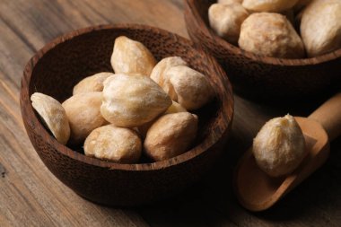 Aleurites moluccanus, Hindistan cevizi, vernik ağacı, nuez de la India, buah keras, godou, kui olarak da bilinen, spurge familyasından bir ağaçtır.