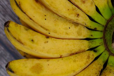 Lady Finger muzları Musa Acuminata 'nın diploid tarlalarıdır. Küçük, ince tenli ve tatlılar. Pisang emas. Bir avuç taze altın muz..