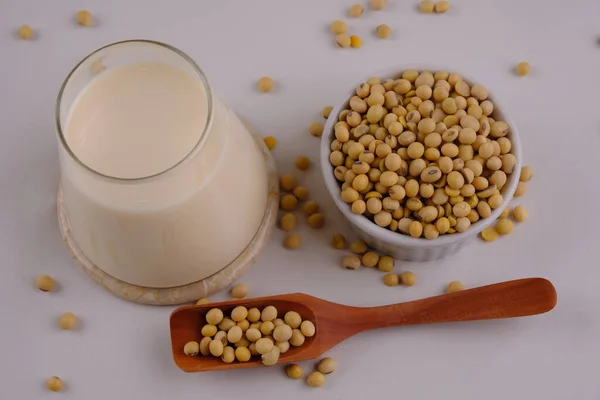 stock image Susu Kedelai, soy milk in a clear glass. made from soybeans, water and sugar. Contains vegetable protein which is suitable for dairy for vegans and vegetarians. vitamin D, vitamin B12, omega 3, zinc.