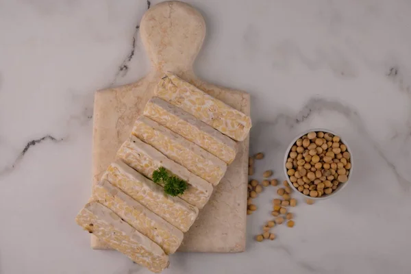 Tempeh, Endonezya 'dan mayalanmış soya fasulyesinden yapılan geleneksel bir yemektir. Tempeh kutuları dilimledi. Tempe Endonezya 'da popüler bir yemektir. Endonezya yemekleri.
