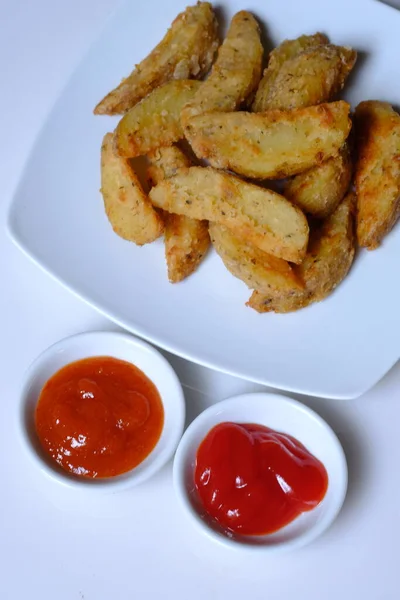 Potato Wedges Potato Sliced Thick Seasoned Fried Crispy Served Tomato — Stock Photo, Image