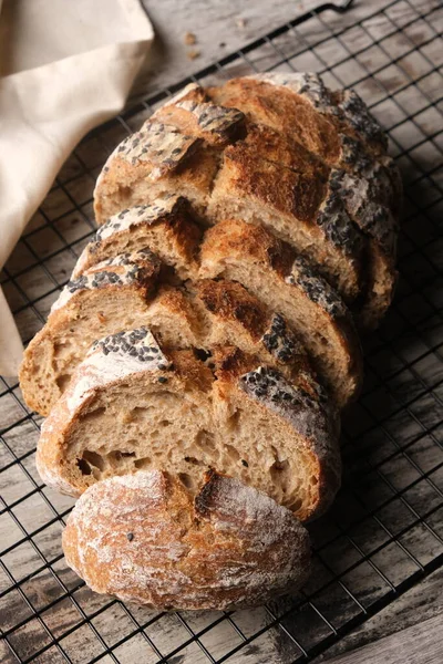 Chleb Kwaśny Stojaku Chłodzącym Rustykalnym Stole Ciasto Kwaśne Jest Chlebem — Zdjęcie stockowe