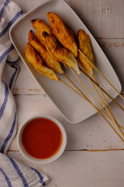 Sempol Sempolan是一种由鸡肉 鱼或虾仁与木薯粉和香料混合制成的油炸食品 在木制桌子上的木板上服务 印度尼西亚食品 — 图库照片