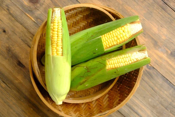 甜玉米 也叫糖玉米和杆子玉米 生甜玉米放在木制桌子上的竹制容器中 Jagung Manis — 图库照片