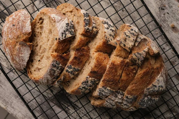 Chleb Kwaśny Stojaku Chłodzącym Rustykalnym Stole Ciasto Kwaśne Jest Chlebem — Zdjęcie stockowe