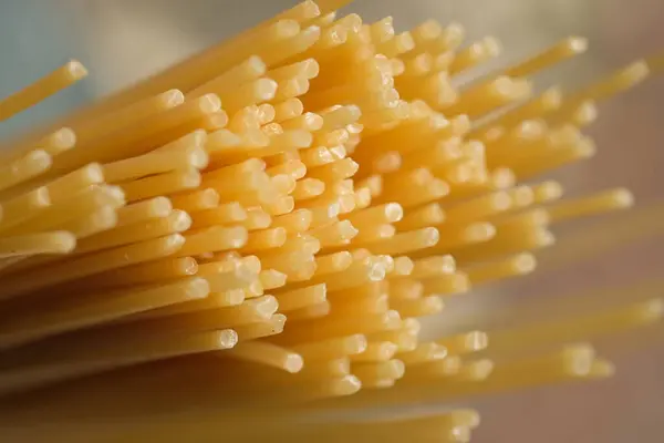 グルテンフリースパゲティのクローズアップ 全小麦粉から作られたグルテンフリースパゲティ このスパゲティはアレルギー反応を引き起こさない 大理石のテーブルの上で — ストック写真