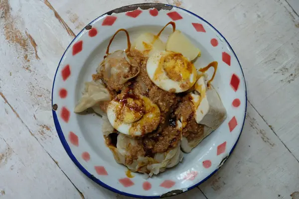 亚洲食物 蛋在白盘中 — 图库照片