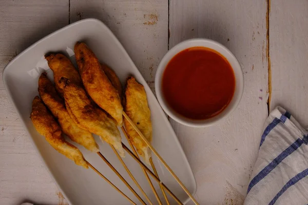 Sempol Sempolan是一种由鸡肉 鱼或虾仁与木薯粉和香料混合制成的油炸食品 在木制桌子上的木板上服务 印度尼西亚食品 — 图库照片