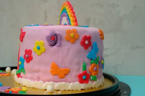 Uma Torta Com Motivo Arco Íris Superfície Crianças Realmente Amam — Fotografia de Stock