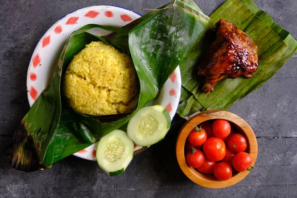 Nasi Kuning Indonesische Traditionele Gele Rijst Gemaakt Van Kurkuma Kokosmelk — Stockfoto