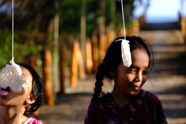 Yogya, Endonezya. 13 Ağustos 2023. Lomba Makan Kerupuk, Endonezya Cumhuriyeti Bağımsızlık Günü anısına düzenlenen bir kraker yeme yarışmasıdır. Endonezya merdekası.