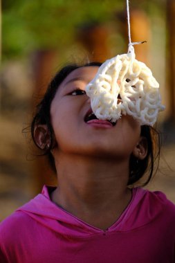 Yogya, Endonezya. 13 Ağustos 2023. Lomba Makan Kerupuk, Endonezya Cumhuriyeti Bağımsızlık Günü anısına düzenlenen bir kraker yeme yarışmasıdır. Endonezya merdekası.