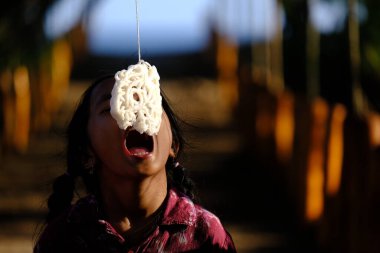 Yogya, Endonezya. 13 Ağustos 2023. Lomba Makan Kerupuk, Endonezya Cumhuriyeti Bağımsızlık Günü anısına düzenlenen bir kraker yeme yarışmasıdır. Endonezya merdekası.