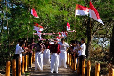 Yogya, Endonezya. 13 Ağustos 2023. Lomba Balap Karung veya Sack yarışı Endonezya 'nın bağımsızlık gününün anısına düzenlenen bir yarışmadır. 17 Ağustos yarışmasına öğrenciler katılıyor.