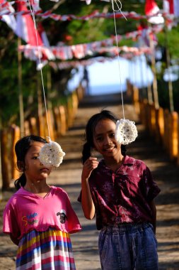 Yogya, Endonezya. 13 Ağustos 2023. Lomba Makan Kerupuk, Endonezya Cumhuriyeti Bağımsızlık Günü anısına düzenlenen bir kraker yeme yarışmasıdır. Endonezya merdekası.