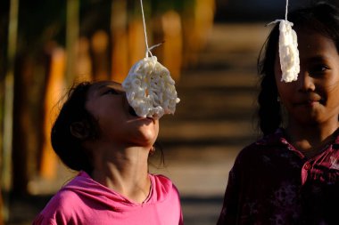 Yogya, Endonezya. 13 Ağustos 2023. Lomba Makan Kerupuk, Endonezya Cumhuriyeti Bağımsızlık Günü anısına düzenlenen bir kraker yeme yarışmasıdır. Endonezya merdekası.