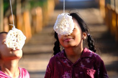 Yogya, Endonezya. 13 Ağustos 2023. Lomba Makan Kerupuk, Endonezya Cumhuriyeti Bağımsızlık Günü anısına düzenlenen bir kraker yeme yarışmasıdır. Endonezya merdekası.