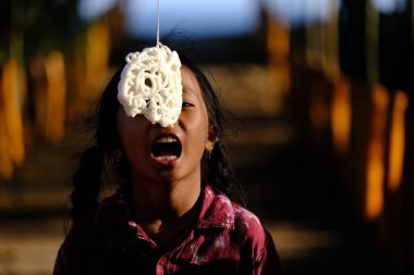 Yogya, Endonezya. 13 Ağustos 2023. Lomba Makan Kerupuk, Endonezya Cumhuriyeti Bağımsızlık Günü anısına düzenlenen bir kraker yeme yarışmasıdır. Endonezya merdekası.