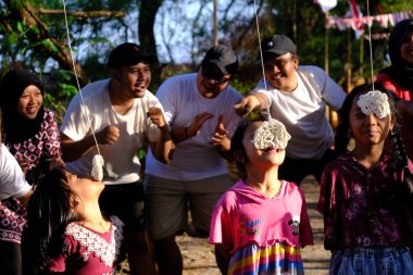 Yogya, Endonezya. 13 Ağustos 2023. Lomba Makan Kerupuk, Endonezya Cumhuriyeti Bağımsızlık Günü anısına düzenlenen bir kraker yeme yarışmasıdır. Endonezya merdekası.