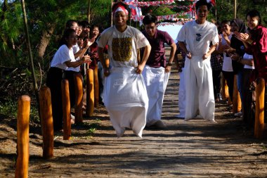 Yogya, Endonezya. 13 Ağustos 2023. Lomba Balap Karung veya Sack yarışı Endonezya 'nın bağımsızlık gününün anısına düzenlenen bir yarışmadır. 17 Ağustos yarışmasına öğrenciler katılıyor.
