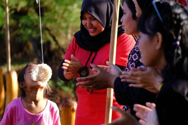 Yogya, Endonezya. 13 Ağustos 2023. Lomba Makan Kerupuk, Endonezya Cumhuriyeti Bağımsızlık Günü anısına düzenlenen bir kraker yeme yarışmasıdır. Endonezya merdekası.