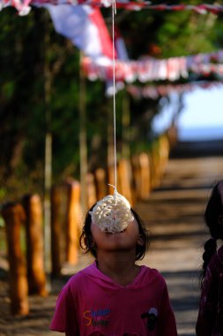 Yogya, Endonezya. 13 Ağustos 2023. Lomba Makan Kerupuk, Endonezya Cumhuriyeti Bağımsızlık Günü anısına düzenlenen bir kraker yeme yarışmasıdır. Endonezya merdekası.