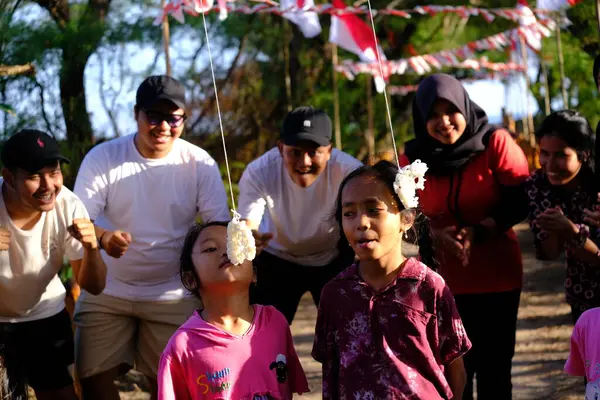 Yogya, Endonezya. 13 Ağustos 2023. Lomba Makan Kerupuk, Endonezya Cumhuriyeti Bağımsızlık Günü anısına düzenlenen bir kraker yeme yarışmasıdır. Endonezya merdekası.