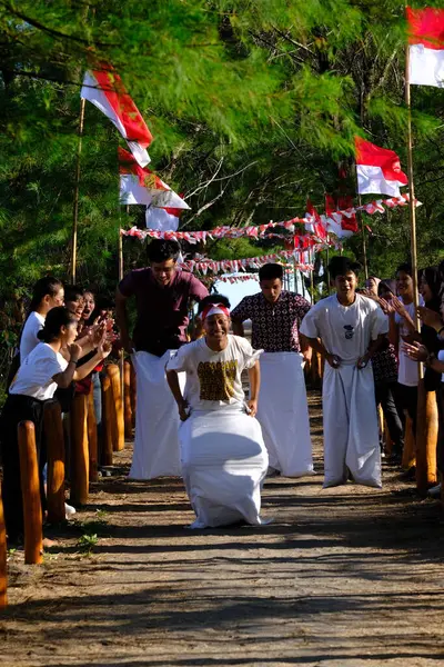 Yogya, Endonezya. 13 Ağustos 2023. Lomba Balap Karung veya Sack yarışı Endonezya 'nın bağımsızlık gününün anısına düzenlenen bir yarışmadır. 17 Ağustos yarışmasına öğrenciler katılıyor.