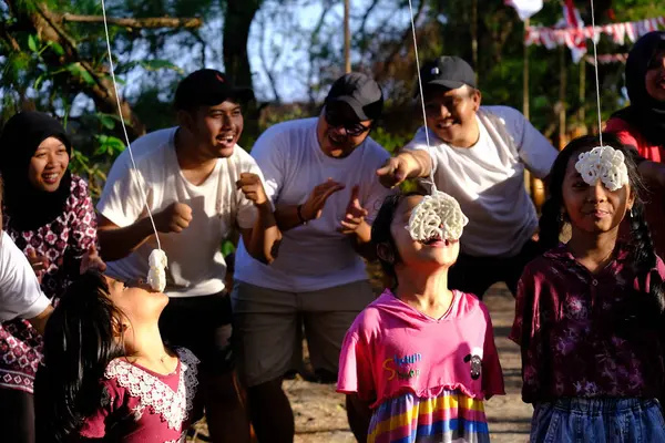 Yogya, Endonezya. 13 Ağustos 2023. Lomba Makan Kerupuk, Endonezya Cumhuriyeti Bağımsızlık Günü anısına düzenlenen bir kraker yeme yarışmasıdır. Endonezya merdekası.