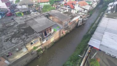 Güney Jakarta 'da bir banliyö bölgesindeki nehrin havadan görünüşü