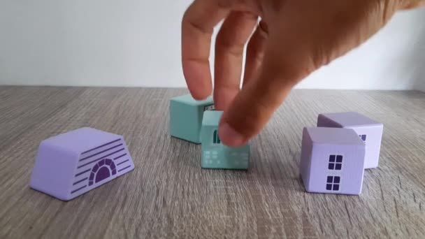 Κοντινό Πλάνο Των Ενηλίκων Χέρια Τακτοποίηση Πολύχρωμα Ξύλινα Μπλοκ Παιχνίδια — Αρχείο Βίντεο