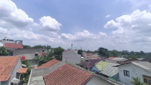 雅加达南部郊区的蓝天 白云和棕色瓷砖屋顶 在蓝天中飞行的飞机的轮廓 — 图库视频影像