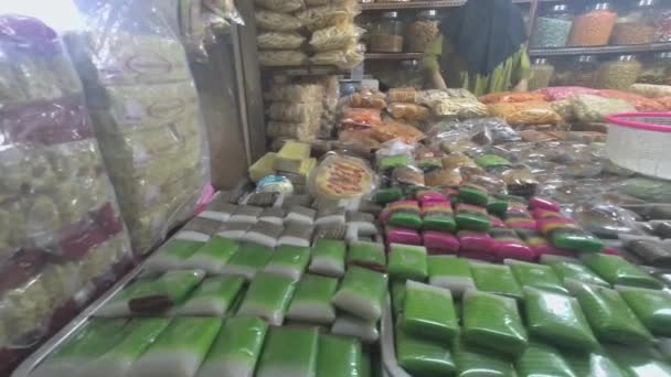 Атмосфера Традиционного Индонезийского Магазина Выпечки Традиционном Рынке Традиционные Индонезийские Десерты — стоковое видео